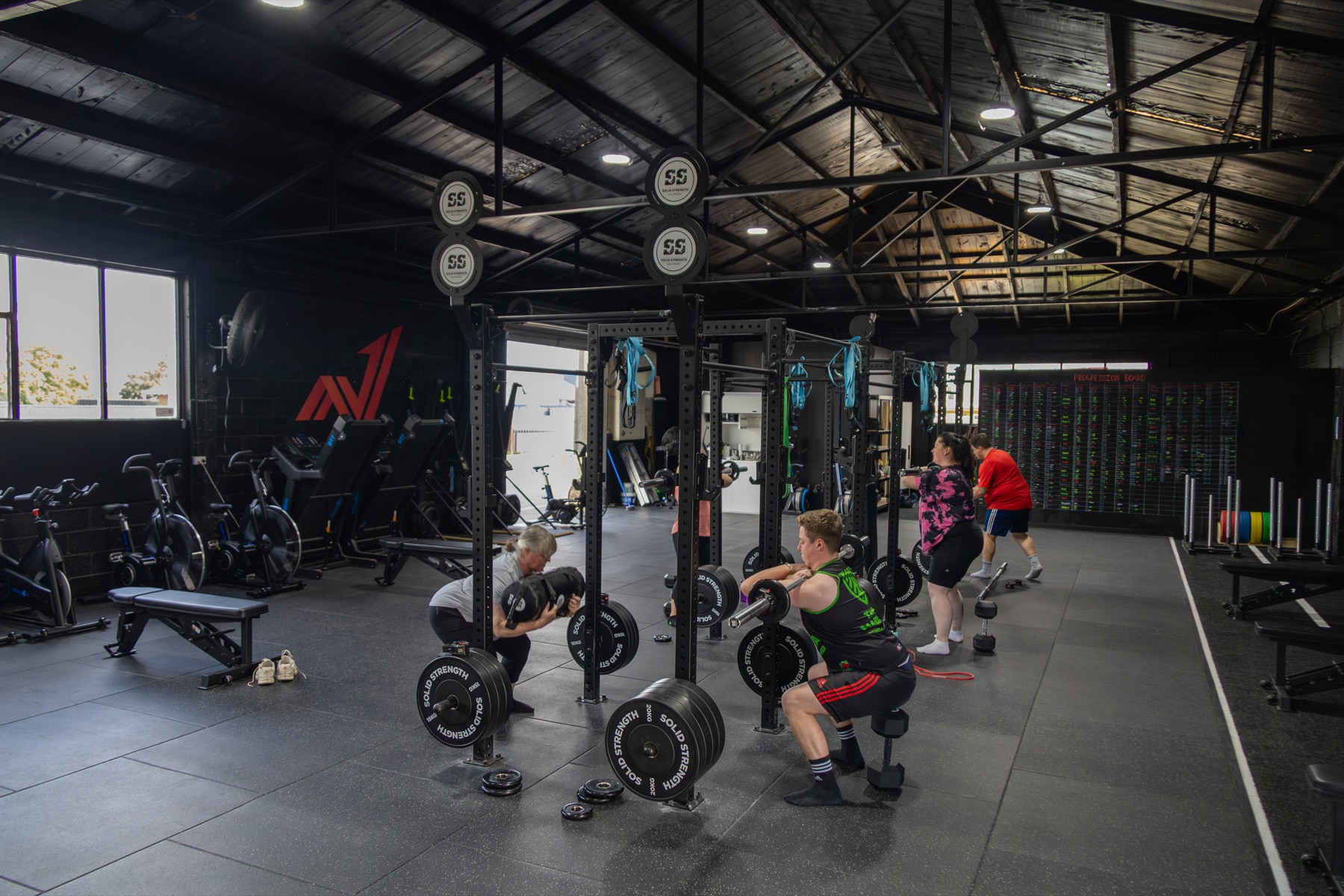 Members training together in a small group at Pinnacle Performance